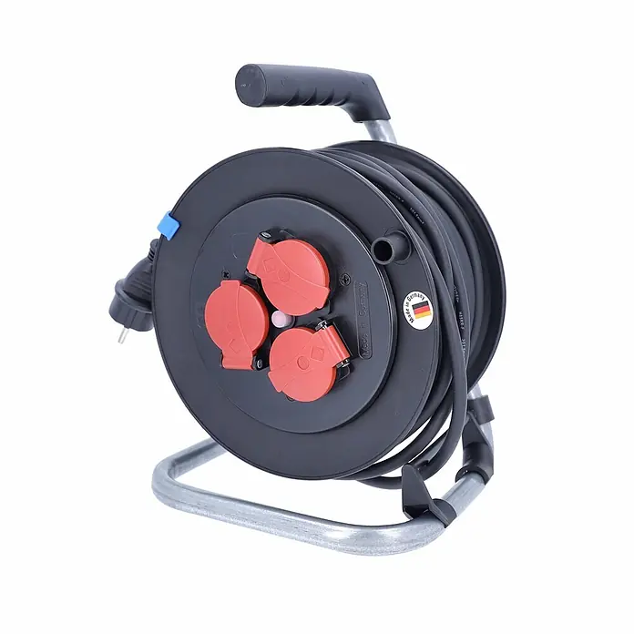 as-schwabe Kabeltrommel H05RR-F 3G1,5 - Kunststoff, 50 m, H05RR-F, IP44 - Schwarze Kabeltrommel mit drei roten Steckdosen und einem Metallgestell.