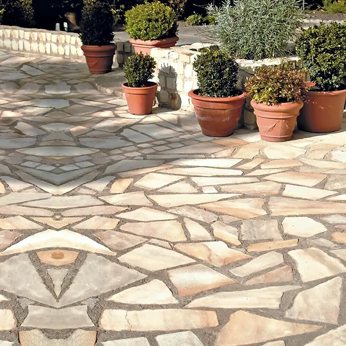 Polygonalplatte - Gold, Quarzit, Lieferumfang: ca. 10 m² - Ein Gartenweg aus beigefarbenem Natursteinpflaster mit einigen Blumentöpfen, die Pflanzen enthalten, die im Freien platziert sind.