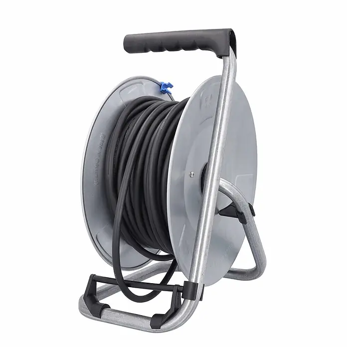 as - Schwabe Metallkabeltrommel 230V 25m H05RR-F 3G1,5 IP44 -  - Graue Kabeltrommel mit schwarzem Kabel und Griff auf Metallständer.