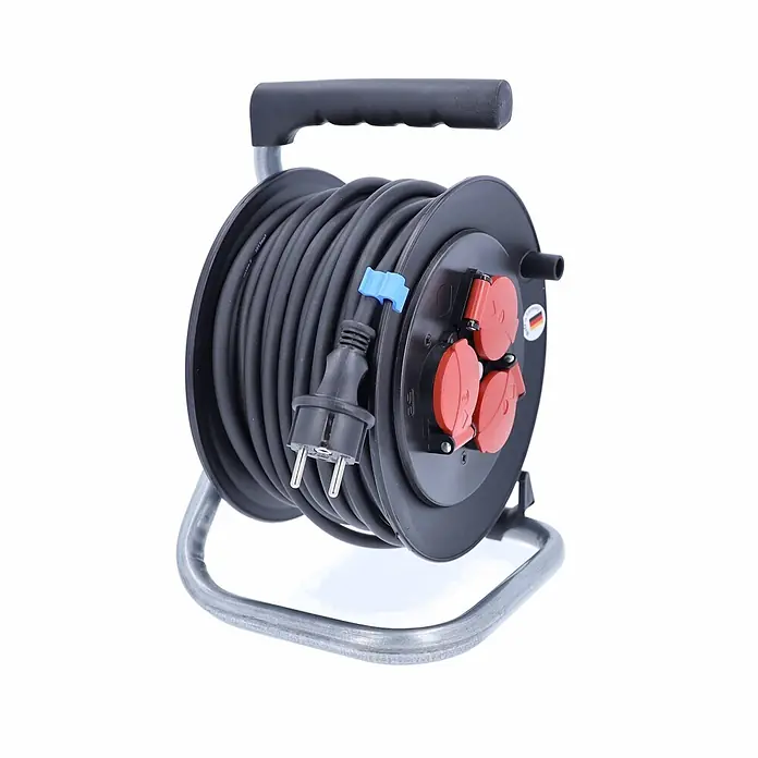 as-schwabe Kabeltrommel H05RR-F 3G1,5 - Kunststoff, 50 m, H05RR-F, IP44 - Schwarze Kabeltrommel mit roten Steckdosen, aufgewickeltem Kabel und Metallgestell.