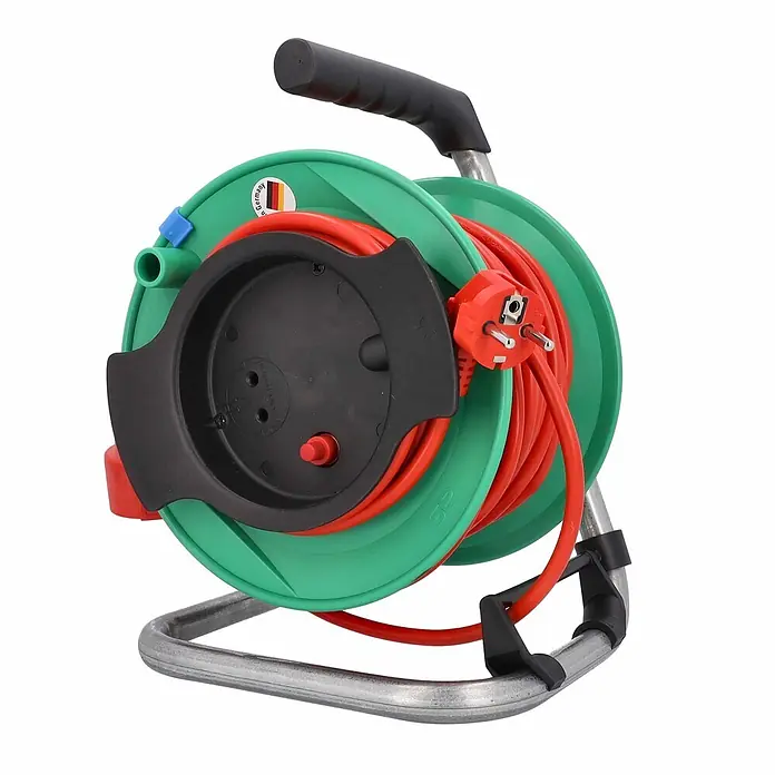 as - Schwabe Gerätekabeltrommel 25m H05VV-F 3G1,5 IP20 -  - Grüne Kabeltrommel mit rotem Verlängerungskabel auf Metallständer und schwarzem Griff.