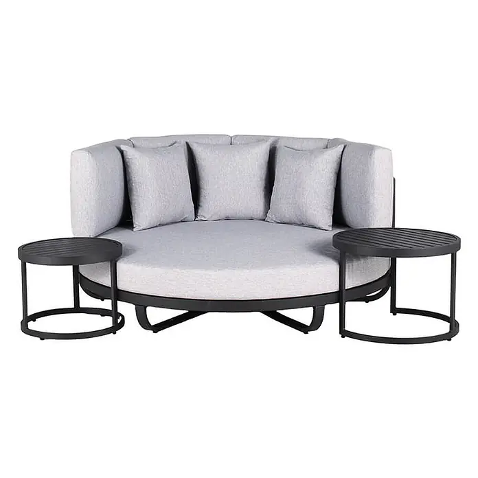 Home Deluxe Gartenliege - Grau, Aluminium - Rundes Outdoor-Tagesbett mit hellgrauen Kissen und dunkelgrauem Metallrahmen, flankiert von zwei passenden runden Beistelltischen.