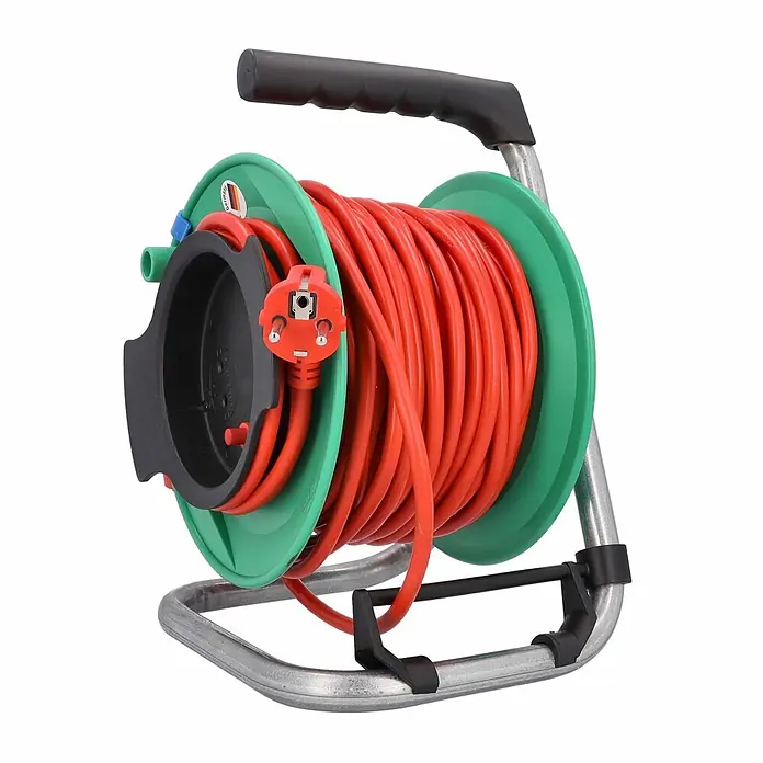 as-schwabe Kabeltrommel H05VV-F 3G1,5 - Kunststoff, 25 m, H05VV-F, IP20 - Rotes Verlängerungskabel auf grüner Kabeltrommel mit schwarzen Steckdosen und silbernem Metallständer und Griff.