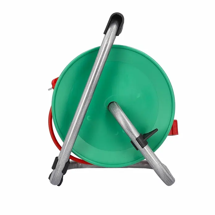 as-schwabe Kabeltrommel H05VV-F 3G1,5 - Kunststoff, 25 m, H05VV-F, IP20 - Grüne Kunststoff-Schlauchtrommel mit roten Akzenten und silbernem Metallrahmen.