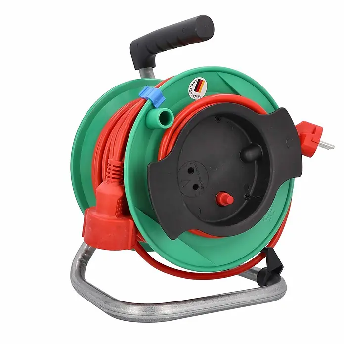 as - Schwabe Gerätekabeltrommel 25m H05VV-F 3G1,5 IP20 -  - Grüne und schwarze Kabeltrommel mit rotem Kabel, schwarzem Griff und Metallständer, mit mehreren Steckdosen und rotem Stecker.