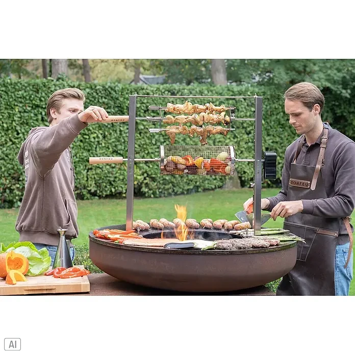 Bonfeu Brasero barbacoa Bonbiza Island - Ø x Al: 102 x 110 cm, Acero, Marrón óxido - Dos hombres asan en una gran hoguera Bonfeu con accesorio de asador para brochetas y verduras. Versátil sistema de cocina exterior.