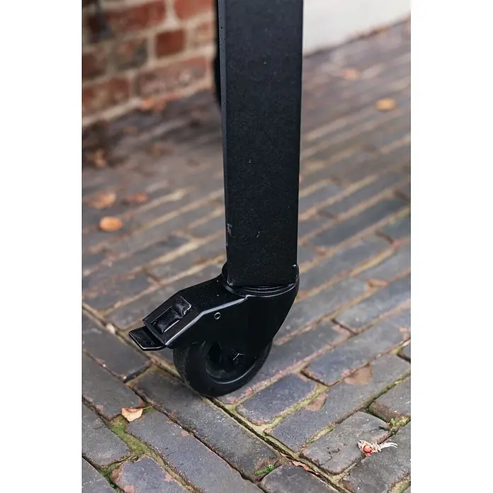 Outr Ahumador Kamado Grill Rock Large - Diámetro de la superficie de la parrilla: 46,8 cm, Negro - Pata de metal negro con rueda giratoria negra y freno, sobre pavimento de ladrillo.