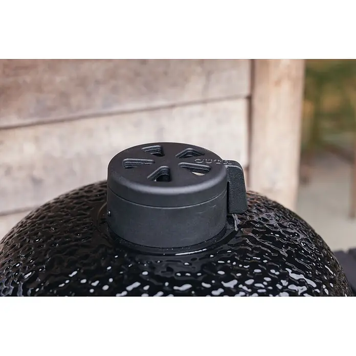 Outr Ahumador Kamado Grill Rock Large - Diámetro de la superficie de la parrilla: 46,8 cm, Negro - Tapa de parrilla negra texturizada con una rejilla de ventilación negra en forma de estrella para el control de la temperatura.