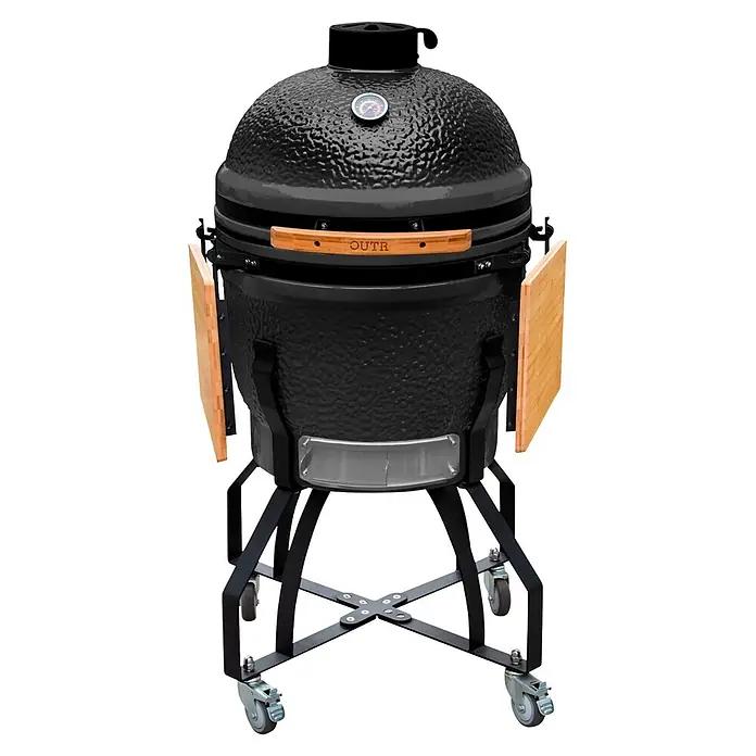 Outr Ahumador Kamado Grill Large - Diámetro de la superficie de la parrilla: 46,8 cm, Negro - Barbacoa kamado de cerámica negra con estantes laterales de madera y asa, sobre un soporte metálico con ruedas.
