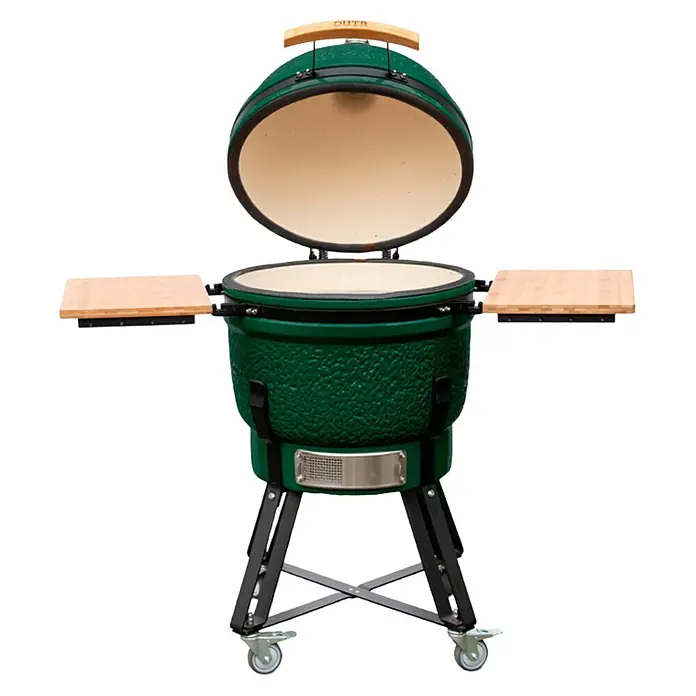 Outr Ahumador Kamado Grill Large - Diámetro de la superficie de la parrilla: 46,8 cm, Verde - Parrilla kamado de cerámica verde con tapa abierta, estantes laterales de madera y soporte metálico con ruedas.
