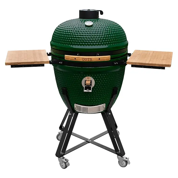 Outr Ahumador Kamado Grill XL - Diámetro de la superficie de la parrilla: 51,5 cm, Verde - Parrilla kamado de cerámica verde con mesas laterales de bambú y soporte negro con ruedas.