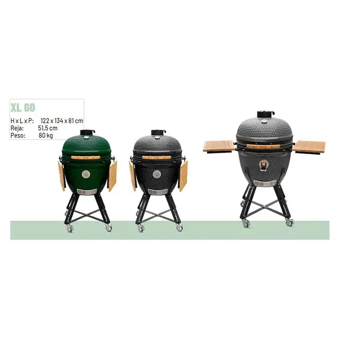 Outr Ahumador Kamado Grill XL - Diámetro de la superficie de la parrilla: 51,5 cm, Verde - Tres parrillas cerámicas kamado en verde y negro, con mesas laterales de madera y soportes con ruedas.