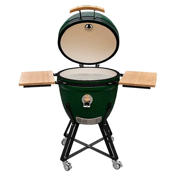 Outr Ahumador Kamado Grill XL - Diámetro de la superficie de la parrilla: 51,5 cm, Verde - Parrilla kamado de cerámica verde con tapa abierta, rejillas internas, dos estantes laterales de madera y soporte negro con ruedas.