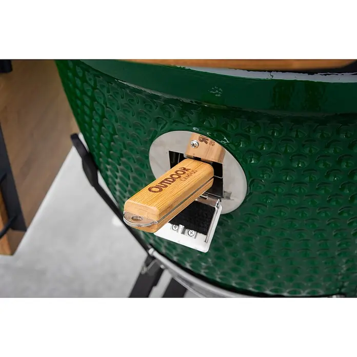 Outr Ahumador Kamado Grill XL - Diámetro de la superficie de la parrilla: 51,5 cm, Verde - Parrilla kamado de cerámica verde con mango de madera 'OUTDOOR CAMPUS' insertado en su abertura de ventilación.