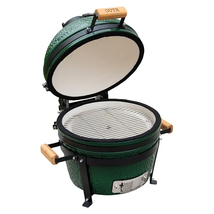 Outr Ahumador Kamado Grill Medium - Diámetro de la superficie de la parrilla: 32,5 cm, Verde - Parrilla kamado de cerámica verde con asas de madera y tapa abierta mostrando la rejilla de cocción.