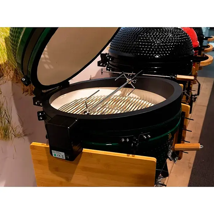 Outr Ahumador Kamado Grill Medium - Diámetro de la superficie de la parrilla: 32,5 cm, Verde - Parrilla kamado de cerámica verde abierta con un asador de acero inoxidable, rejilla de cocción y estantes laterales de madera.