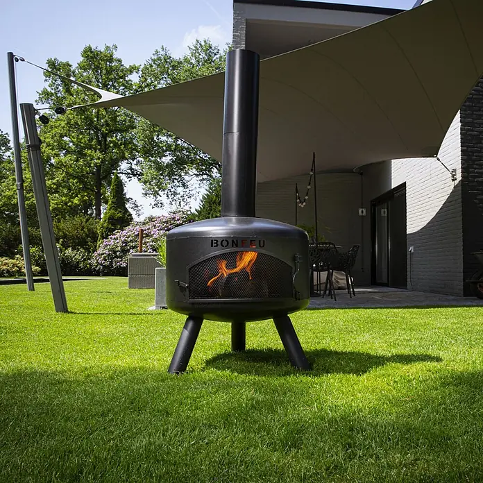 Bonfeu Chimenea de exterior Bongiro - Ø x Al: 55 x 132 cm, Acero, Negro - Chimenea exterior de metal negro con chimenea alta y llamas visibles.