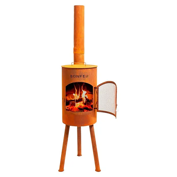 Bonfeu Chimenea de exterior Bongiano S - Ø x Al: 30 x 142 cm, Acero Corten, Marrón óxido - Estufa de exterior oxidada (chimenea) con chimenea alta, puerta abierta mostrando llamas activas y letras "BONFEU", sobre tres patas.