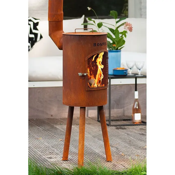 Bonfeu Chimenea de exterior Bongiano S - Ø x Al: 30 x 142 cm, Acero Corten, Marrón óxido - Brasero exterior de acero corten oxidado con llamas visibles, sobre una tarima de madera.