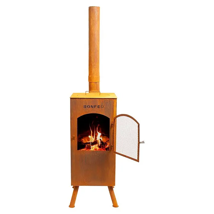 Bonfeu Chimenea de exterior Boncarre - L x An x Al: 35 x 35 x 164 cm, Acero Corten, Marrón óxido - Estufa de leña exterior rústica de acero Corten con el texto 'BONFEU', chimenea y fuego visible a través de su puerta de malla abierta.