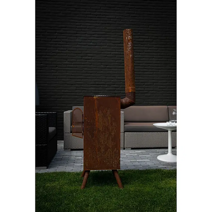 Bonfeu Chimenea de exterior Boncarre - L x An x Al: 35 x 35 x 164 cm, Acero Corten, Marrón óxido - Estufa exterior de acero corten oxidado con chimenea alta y puerta del hogar abierta.