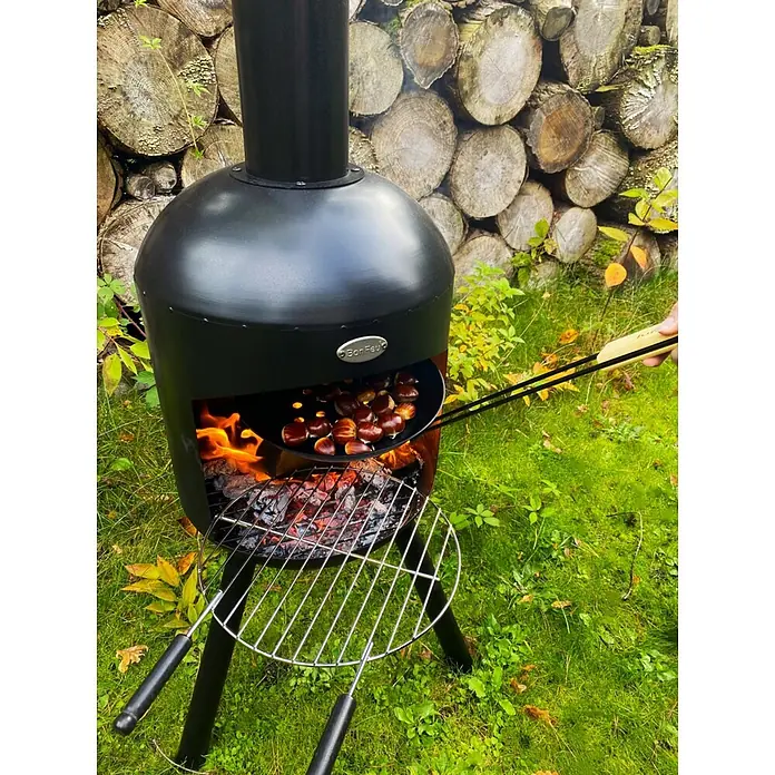 Bonfeu Chimenea de exterior Bonselo - Ø x Al: 39 x 147 cm, Acero, Negro - Horno de exterior negro BonFeu asando castañas en una sartén sobre brasas.