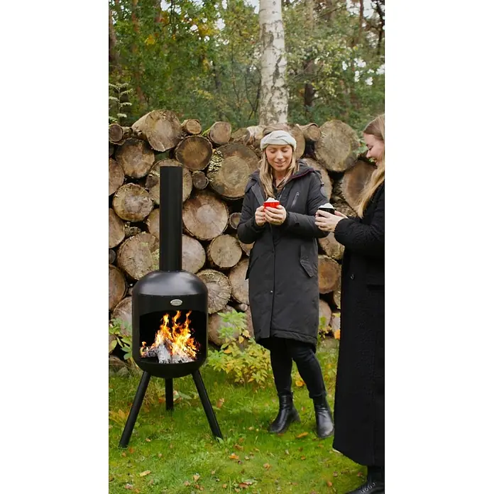 Bonfeu Chimenea de exterior Bonselo - Ø x Al: 39 x 147 cm, Acero, Negro - Chimenea de metal negro con fuego, utilizada al aire libre por dos personas.