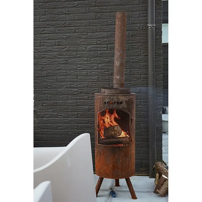 Bonfeu Chimenea de exterior Bontino L - Ø x Al: 35 x 164 cm, Acero Corten, Marrón óxido - Chimenea exterior oxidada con chimenea alta, quemando leña en un patio.