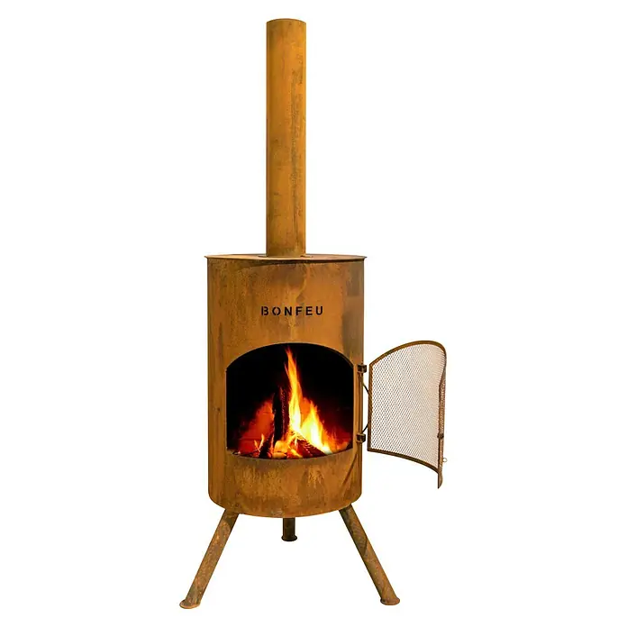 Bonfeu Chimenea de exterior Bonton - Ø x Al: 40 x 145 cm, Acero Corten, Marrón óxido - Estufa exterior de metal oxidado con texto 'BONFEU', fuego encendido, puerta abierta y chimenea sobre tres patas.