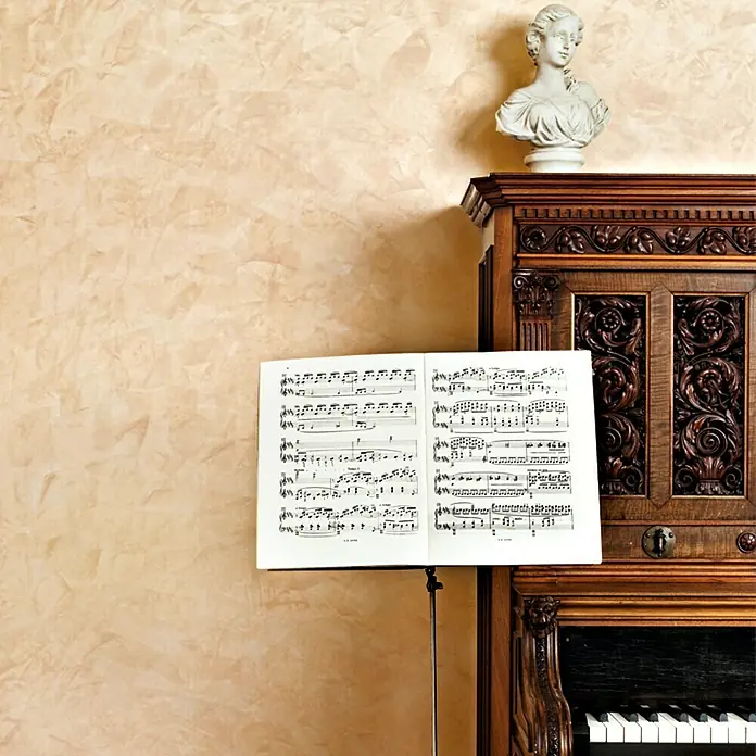 SCHÖNER WOHNEN-Farbe Trendstruktur Effektspachtel Marmor-Optik - Crema, 1 kg, Matt - Ein antikes Klavier mit Notenblatt auf einem Ständer, gekrönt von einer Büste, versprüht klassischen Charme und musikalische Inspiration.