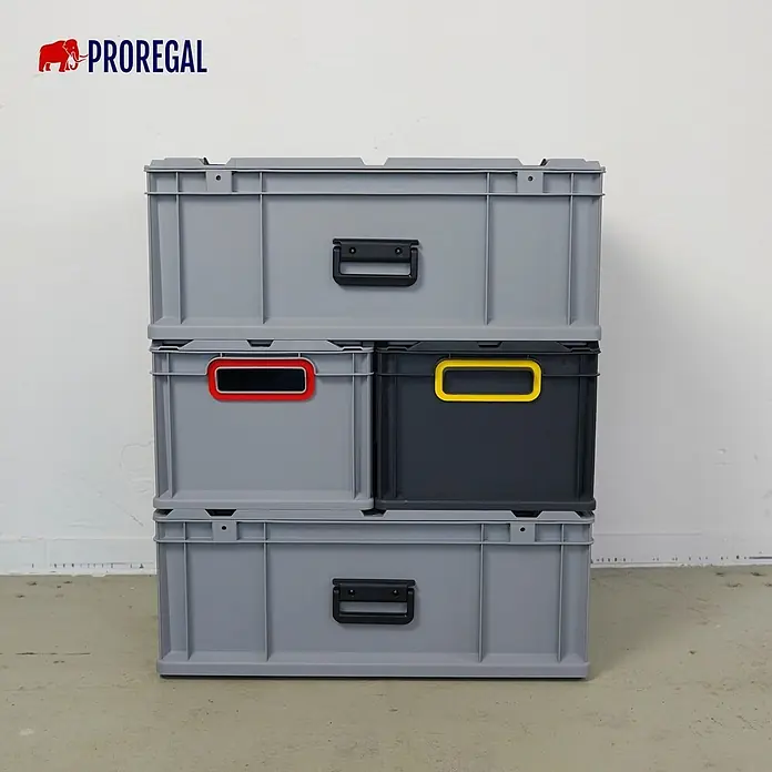 Proregal Eurobox Eurobox NextGen Color - Kunststoff, Schwarz, Rot - Ein Stapel grauer Kunststoff-Lagerboxen mit schwarzen Griffen, und zwei kleineren Innenboxen mit roten und gelben Griffen.