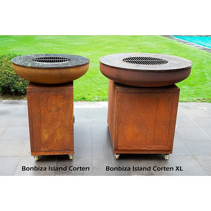 Bonfeu Brasero barbacoa Bonbiza Island - Ø x Al: 102 x 110 cm, Acero, Marrón óxido - Dos fogoneras/barbacoas de exterior de acero Corten de color óxido, con superficies de cocción circulares y bases con ruedas, una de tamaño XL.