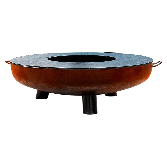 Nora Flames Brasero Calsotera con patas + plancha - Diámetro: 80 cm, Acero Corten - Brasero rojizo con superficie de cocción gris oscuro y tres patas negras.