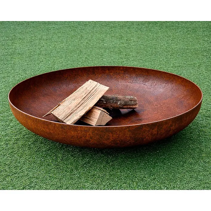Nora Flames Brasero Calsotera - Diámetro: 80 cm, Acero Corten - Brasero ovalado de metal oxidado con leña dentro, listo para un fuego acogedor.