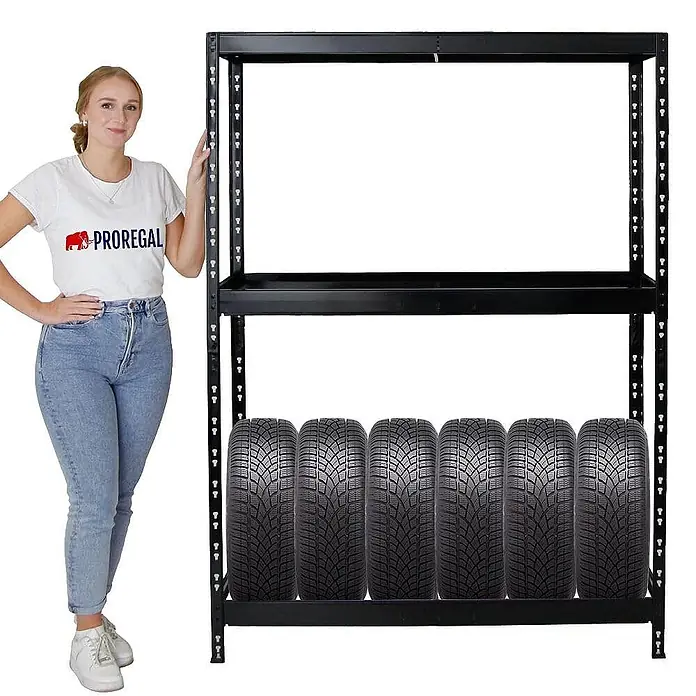Mega Deal | 5x Reifenregal Tiger | HxBxT 180x130x50 cm | bis zu insgesamt 60 Reifen | mit Fachboden | Schwarz -  - Schwarzes Metallregal für Reifen, mit einer Frau als Größenvergleich.