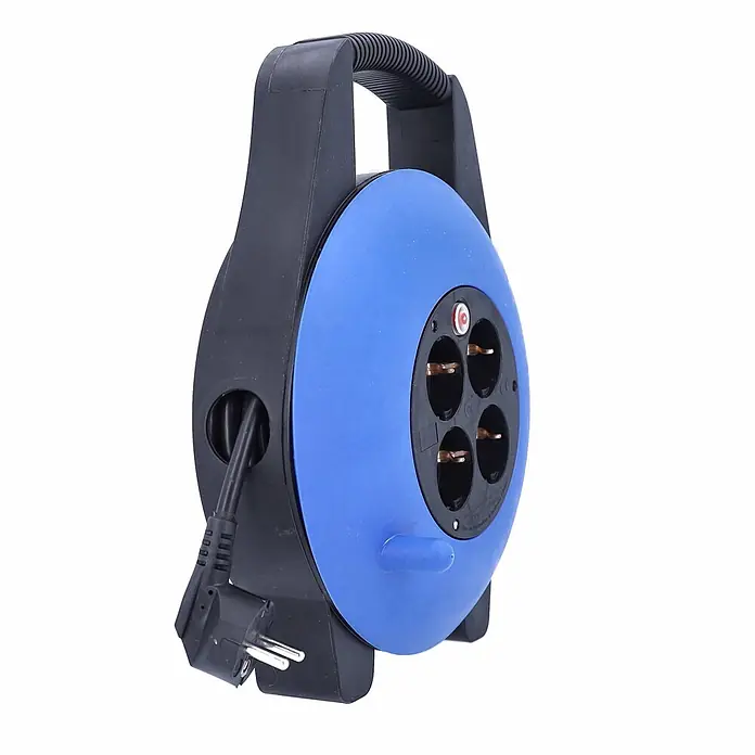 as - Schwabe Kabelbox Kabeltrommel 15 m 230V H05VV-F 3G1,5 IP20 -  - Blau-schwarze Kabeltrommel mit vier Steckdosen, integriertem Griff und angeschlossenem Stecker.