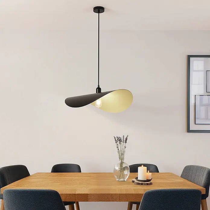 HOME DELUXE Design-Pendelleuchte RONA - Schwarz/Gold -  - Schwarze Pendelleuchte mit goldener Innenseite und gewelltem Schirm über einem Esstisch.
