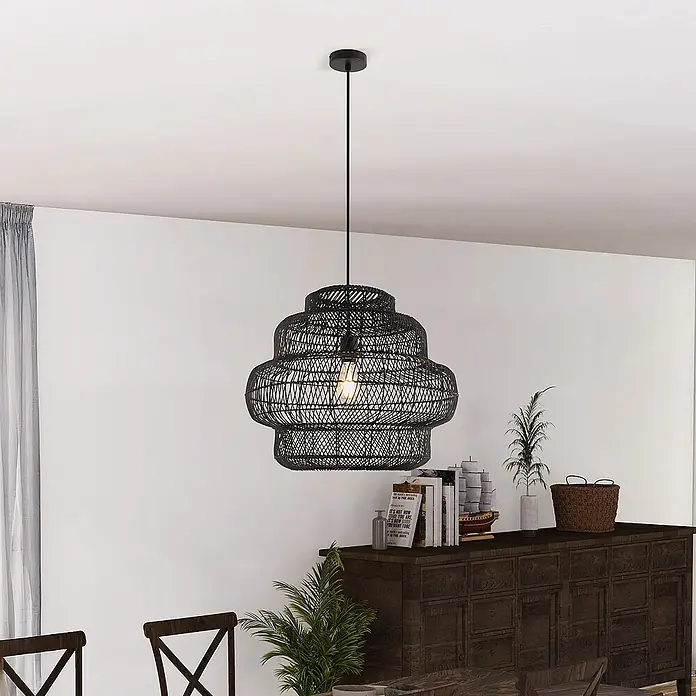 HOME DELUXE Hängeleuchte aus Rattan SIA - Schwarz -  - Schwarze Rattan-Pendelleuchte mit einzigartigem Flechtdesign, von der Decke hängend.