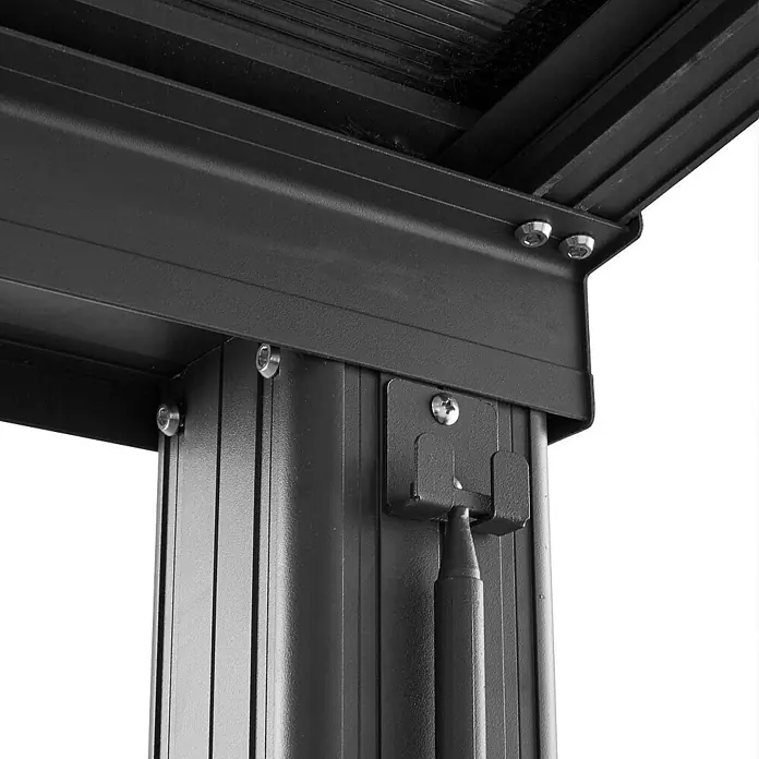 Home Deluxe Terrassenüberdachung SOLIS DELUXE Grau 290 x 295 x 233 / 272 cm -  - Nahaufnahme eines schwarzen Metall-Pavillonrahmengelenks mit Schrauben und Gasdruckfeder zur Verstellbarkeit.