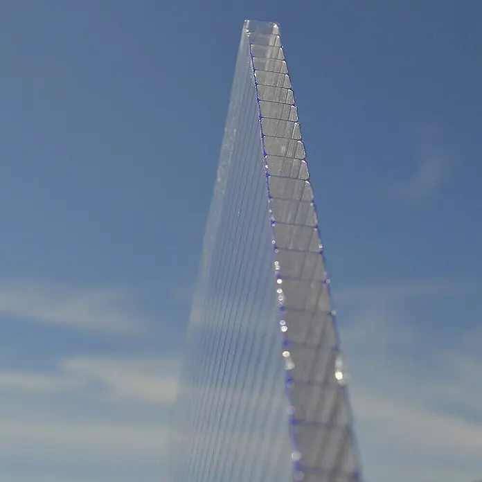 HOME DELUXE - Terrassenüberdachung SOLIS | Farbe: Grau, Größe: 625 / 618 x 303 / 300 x 278 / 226 cm -  - Transparente Stegplatte vor einem hellblauen Himmel.