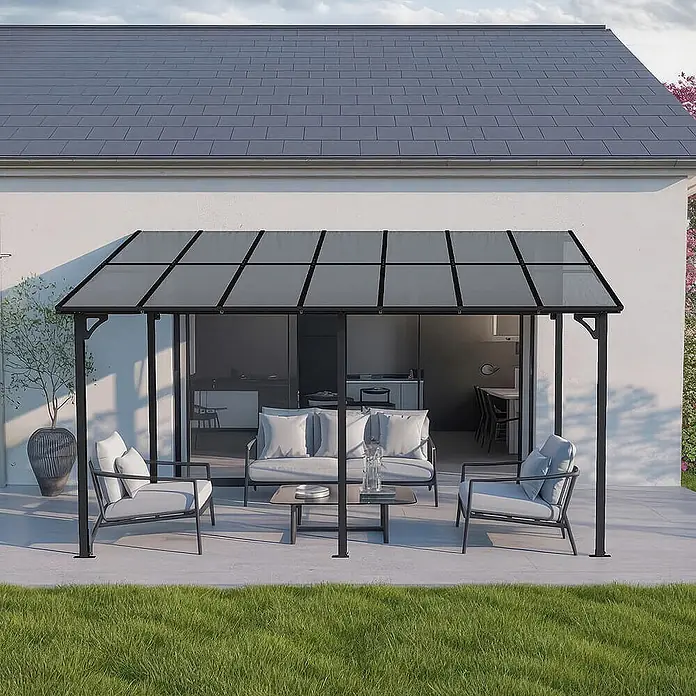 HOME DELUXE Terrassenüberdachung aus Aluminium ECO Anthrazit - 300 x 420 cm -  - Schwarz gerahmte Terrassenüberdachung mit rauchig-transparentem Dach, die einen schattigen Außenwohnbereich auf einer Terrasse schafft.