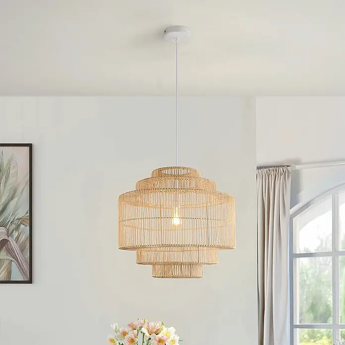 HOME DELUXE Hängeleuchte aus Rattan SIA - Weiß/Bambus -  - Gestufte Pendelleuchte aus natürlichem Rattan, beleuchtet, hängt von der Decke.