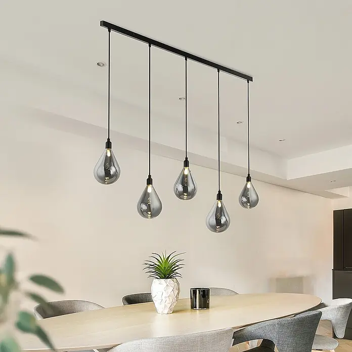 HOME DELUXE Hängeleuchte aus Glas CELIA Rauchgrau - 5-flammig -  - Lineare Pendelleuchte mit fünf tropfenförmigen Rauchglaslampenschirmen über einem Esstisch.
