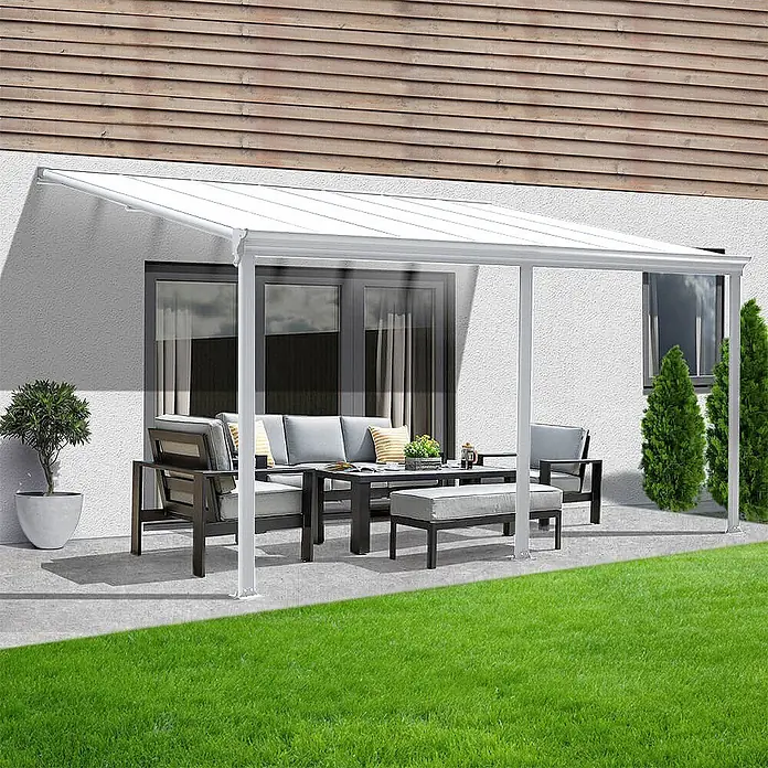 HOME DELUXE - Terrassenüberdachung SOLIS | Farbe: Weiß, Größe: 496 / 503 x 300 / 303 x 278 / 226 cm -  - Weißes Terrassendach an einem Haus, das eine dunkelgraue Gartenmöbelgarnitur beschattet.