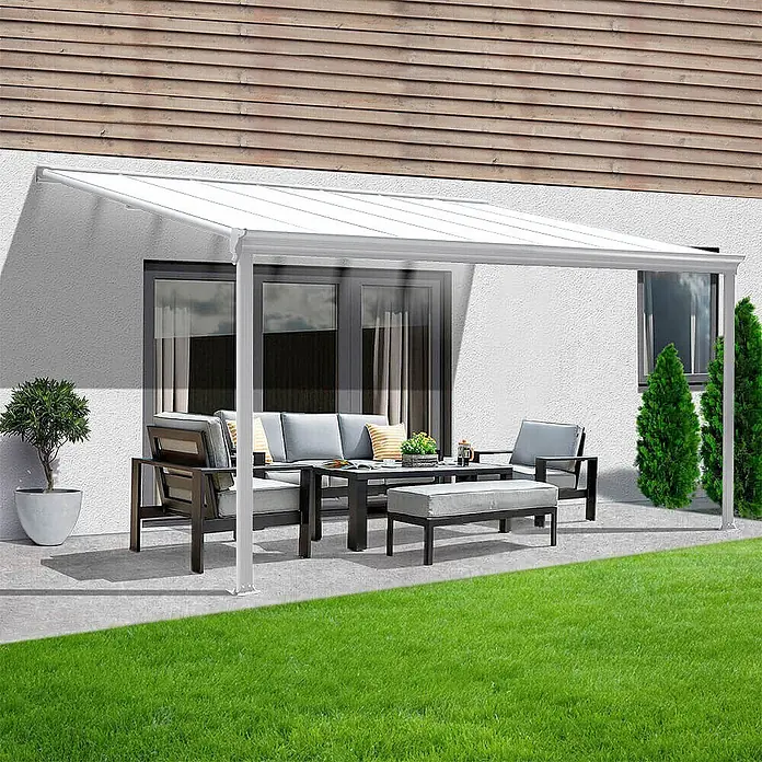 HOME DELUXE - Terrassenüberdachung SOLIS | Farbe: Weiß, Größe: 312 / 320 x 300 / 303 x 278 / 226 cm -  - Weiße Terrassenüberdachung mit transluzenten Dachpaneelen an einem Haus, die Gartenmöbel schützt.