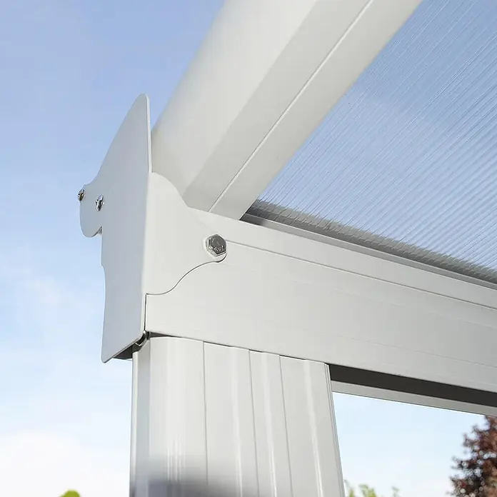 HOME DELUXE - Terrassenüberdachung SOLIS | Farbe: Weiß, Größe: 312 / 320 x 300 / 303 x 278 / 226 cm -  - Weißes Aluminium-Pergola-Gestell mit transparentem Wellplattendach, zeigt die Pfosten- und Trägerverbindung.