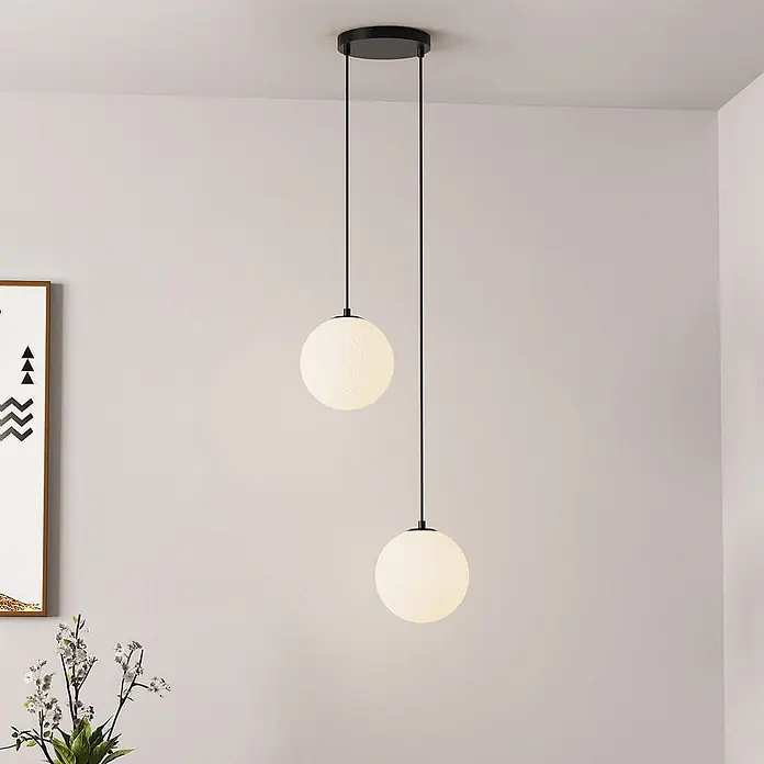 HOME DELUXE Hängeleuchte aus Glas SUNA Weiß - 2-flammig -  - Moderne schwarze Pendelleuchte mit zwei weißen kugelförmigen Glasschirmen in unterschiedlichen Längen.