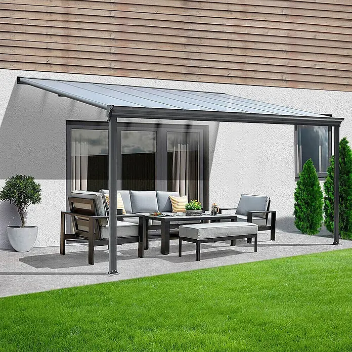 HOME DELUXE - Terrassenüberdachung SOLIS | Farbe: Grau, Größe: 312 / 320 x 300 / 303 x 278 / 226 cm -  - Anthrazitfarbene Terrassenüberdachung mit transparenten Dachpaneelen über einer modernen Sitzgruppe auf einer Betonterrasse.