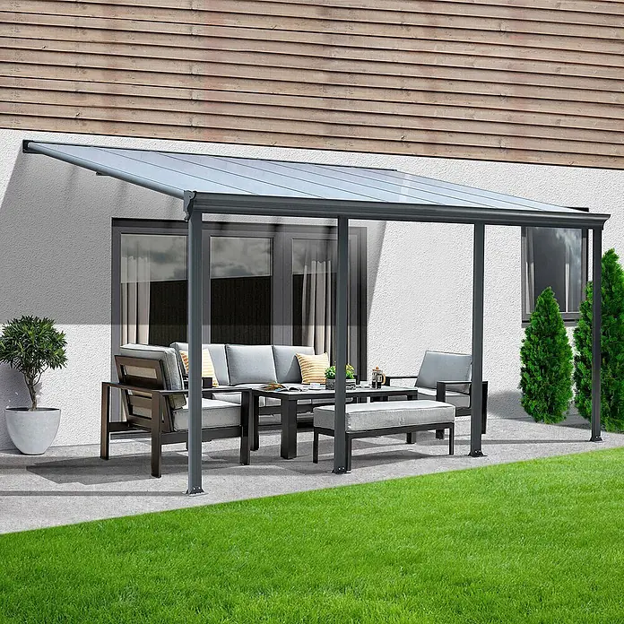 HOME DELUXE - Terrassenüberdachung SOLIS | Farbe: Grau, Größe: 625 / 618 x 303 / 300 x 278 / 226 cm -  - Graues Metall-Terrassendach mit lichtdurchlässigem Dach, an einem Haus über Gartenmöbeln.