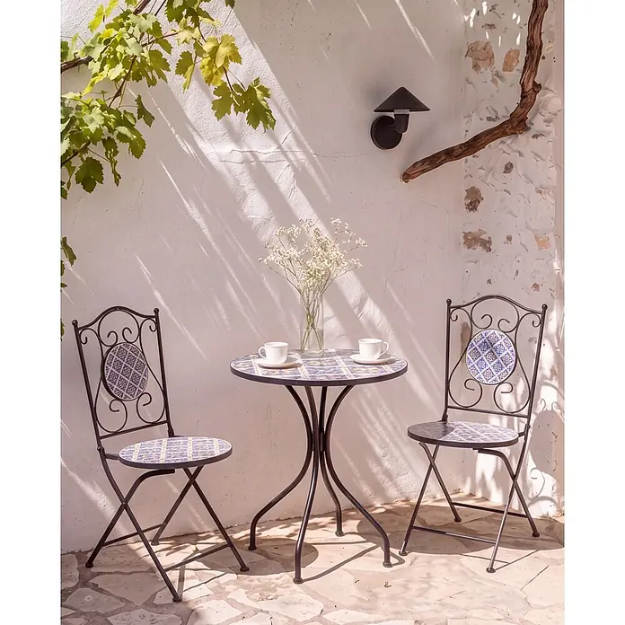 2er-Set Gartenstuhl SIPONTO in Weiß/Blau/Schwarz -  - Bistro-Set aus schwarzem Metall mit blau-weißen Fliesenmustern, rundem Tisch und zwei Stühlen, auf sonniger Terrasse.